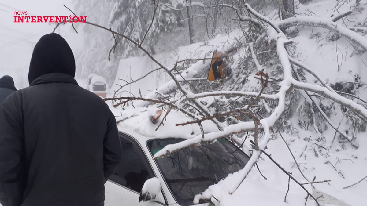NewsIntervene's tweet photo. At least 21 #tourists died due to excessive #cold in their cars at tourist town #Murreee in #Punjab province of #Pakistan.
The tourists were stuck in a massive traffic jam when heavy #snowfall started. Jam occurred due to unscheduled convoy movement of #PakistanArmy. https://t.co/l9z4MgSJRH
