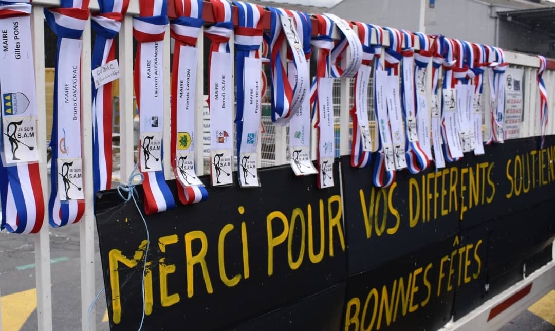 Vendredi 07/01 les élus du territoire ont symboliquement déposé leurs écharpes tricolores sur le portail de l'usine #SAM.

Un acte haut en symbole pour témoigner du soutien de tous les élus du territoire decazevillois.

François MARTY, maire de #Decazeville, était présent