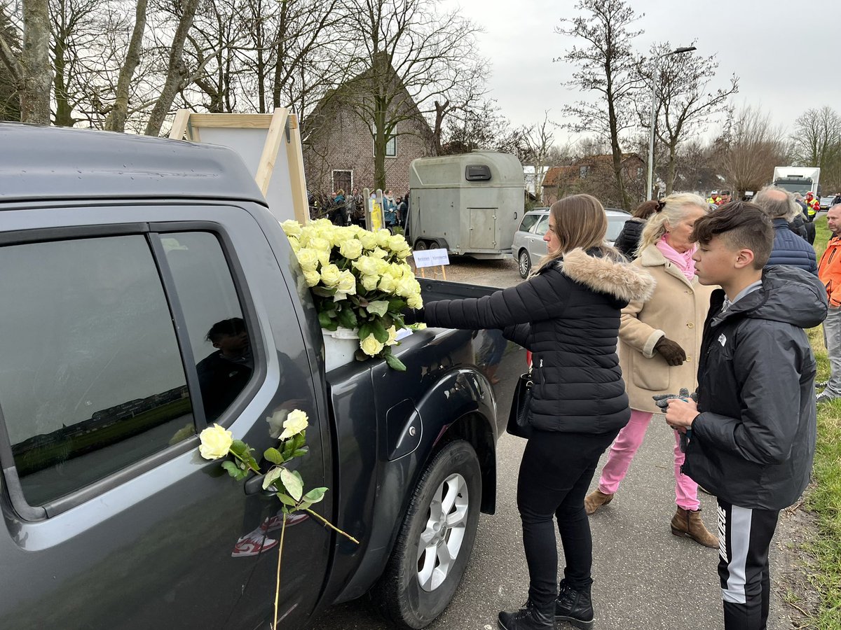 Bij de uitvaart van Esmee (14) leggen mensen witte bloemen in de laatste auto van de rouwstoet <a href="/omroepwest/">Omroep West</a> <a href="/Sleutelstad/">Sleutelstad</a>