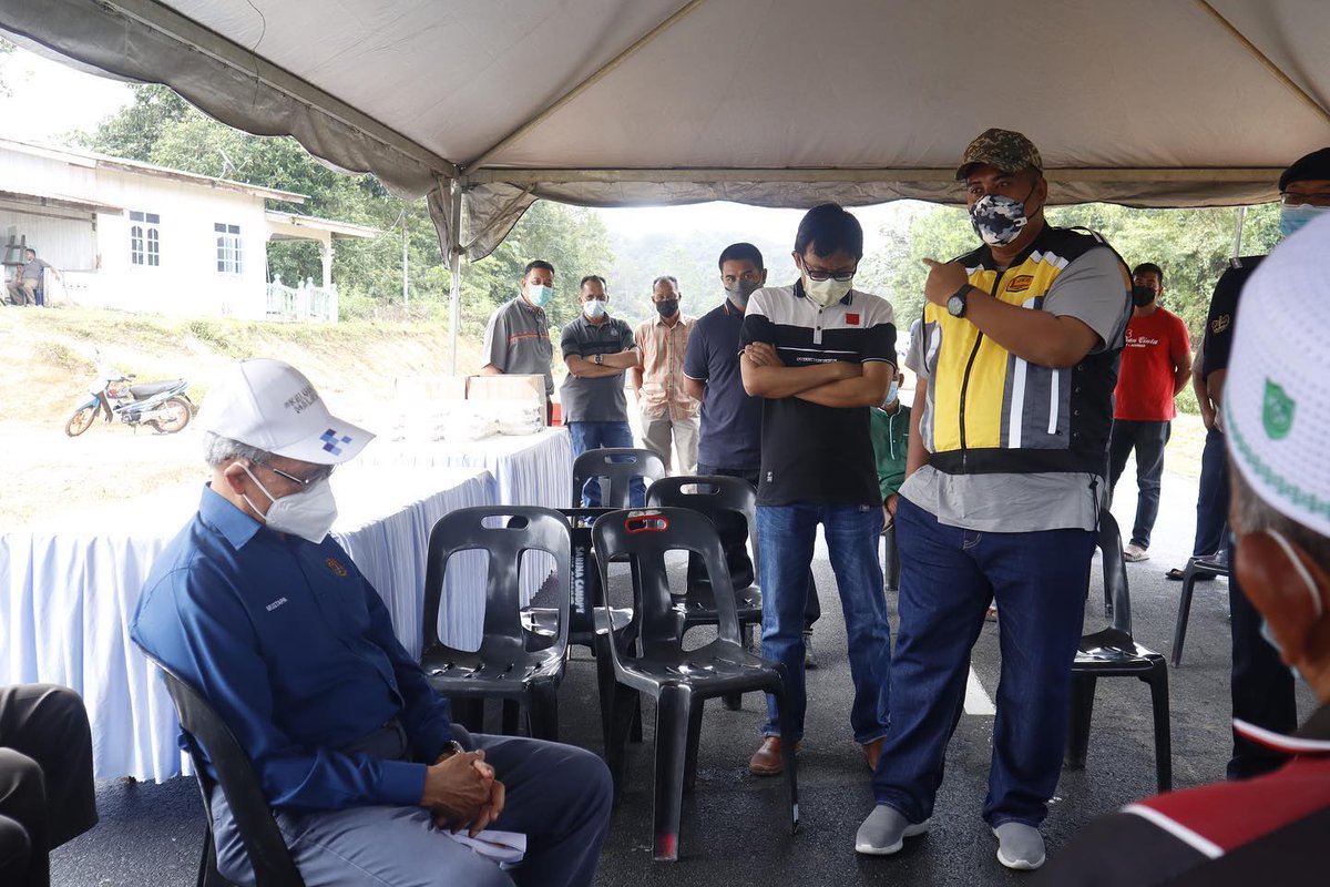 jkrtmerah's tweet photo. Lwatan Trun Pdg &amp; Sesi Libat Urus oleh Jurutera Jajahan brsama Menteri di Jabatan Perdana Menteri, @Mustapa_Mohamed srta soal jawab antara pnduduk stempat JKR T.Merah brkaitan isu di Kwasan Dun Bukit Bunga.
#JasaKepadaRakyat #ProgramTurunPadang #sesisoaljawab #JKRians #JKRVENGERS https://t.co/9BMw6Hze5K