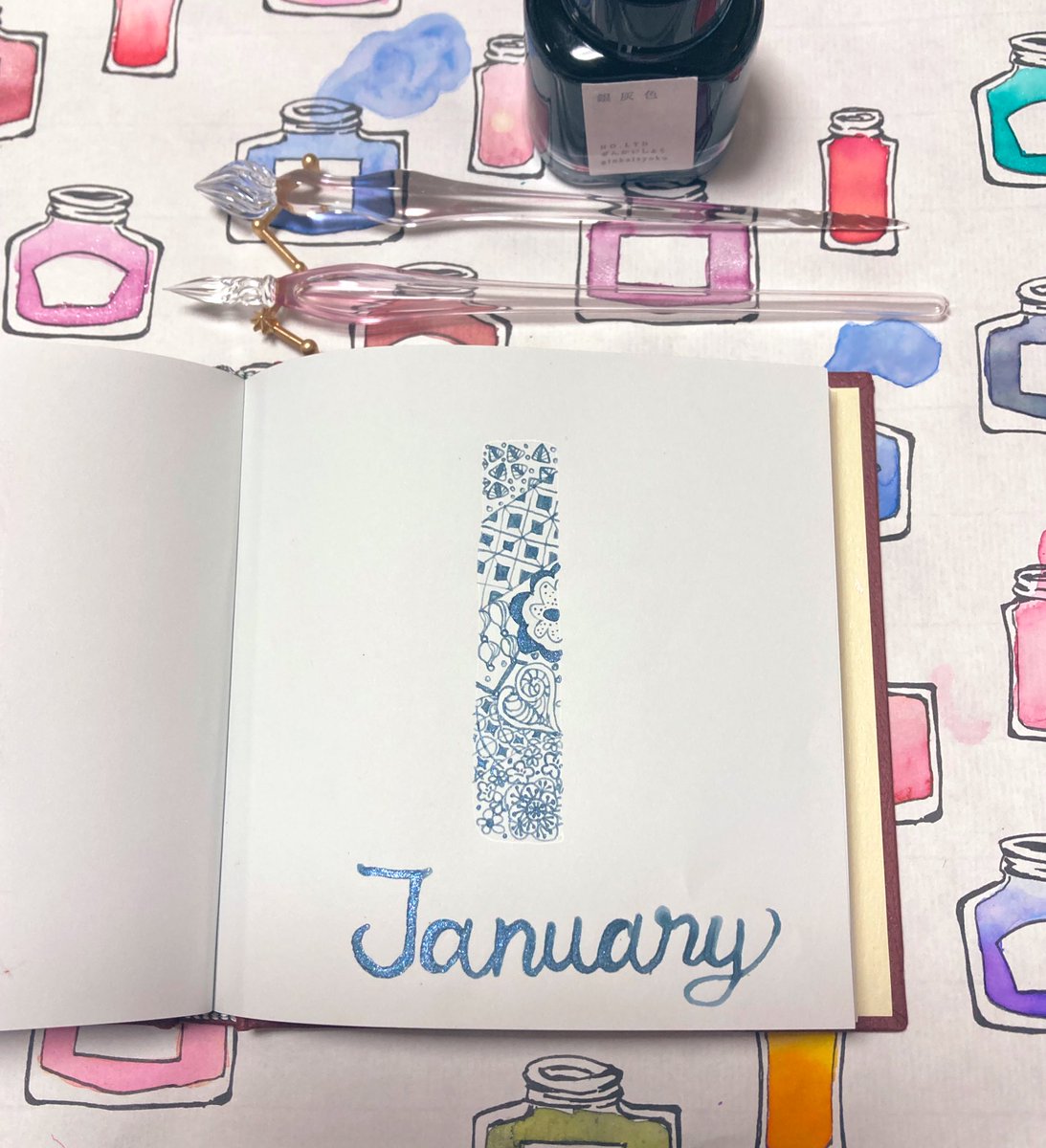 yuu_rii_bungu's tweet image. 1月╰(*´︶`*)╯
あけおめですー♡
今年も描いていきます！
よろしくお願いいたします☆
#ゼンタングル
#Endpaper
手製本ノート SQUARE130
#ガラスペン
HASE硝子工房 彗星 
哲磋工房 ミニぽちょペン
#インク沼
#京の音
銀灰色