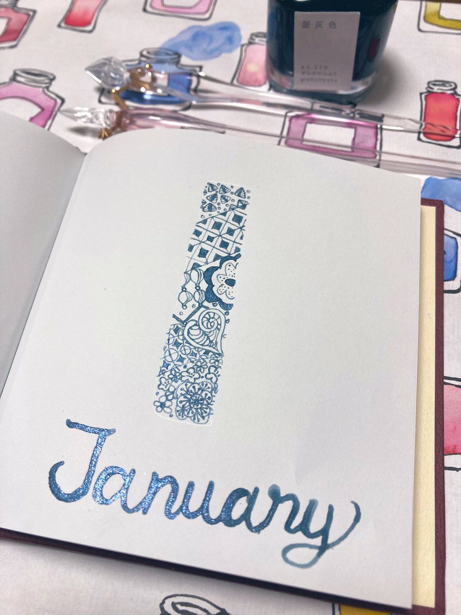 yuu_rii_bungu's tweet image. 1月╰(*´︶`*)╯
あけおめですー♡
今年も描いていきます！
よろしくお願いいたします☆
#ゼンタングル
#Endpaper
手製本ノート SQUARE130
#ガラスペン
HASE硝子工房 彗星 
哲磋工房 ミニぽちょペン
#インク沼
#京の音
銀灰色