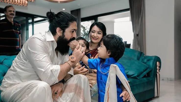 NiraniMurugesh's tweet photo. Warm birthday greetings and best wishes to popular Kannada actor ‘Rocking Star’ @TheNameIsYash Avaru! May God bless you with a long and healthy life and give success in your future endeavours! https://t.co/9RVdFwQWwh