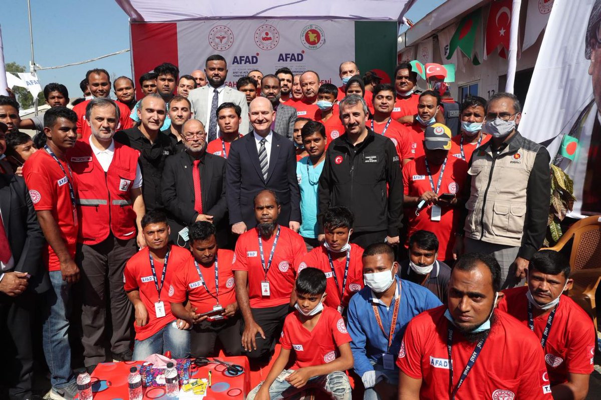 suleymansoylu's tweet photo. Bangladeş’teyiz...

Bangladeş Afet Yönetim ve Yardım Bakanı Sn. Muhammed Enamur Rahman ile birlikte, Cox’s Bazar şehri Balukhali-Kutupalong Bölgesi'nde kurulan Türk Sahra Hastanesi'nin açılışını gerçekleştiriyoruz https://t.co/qHYCG0UUcQ