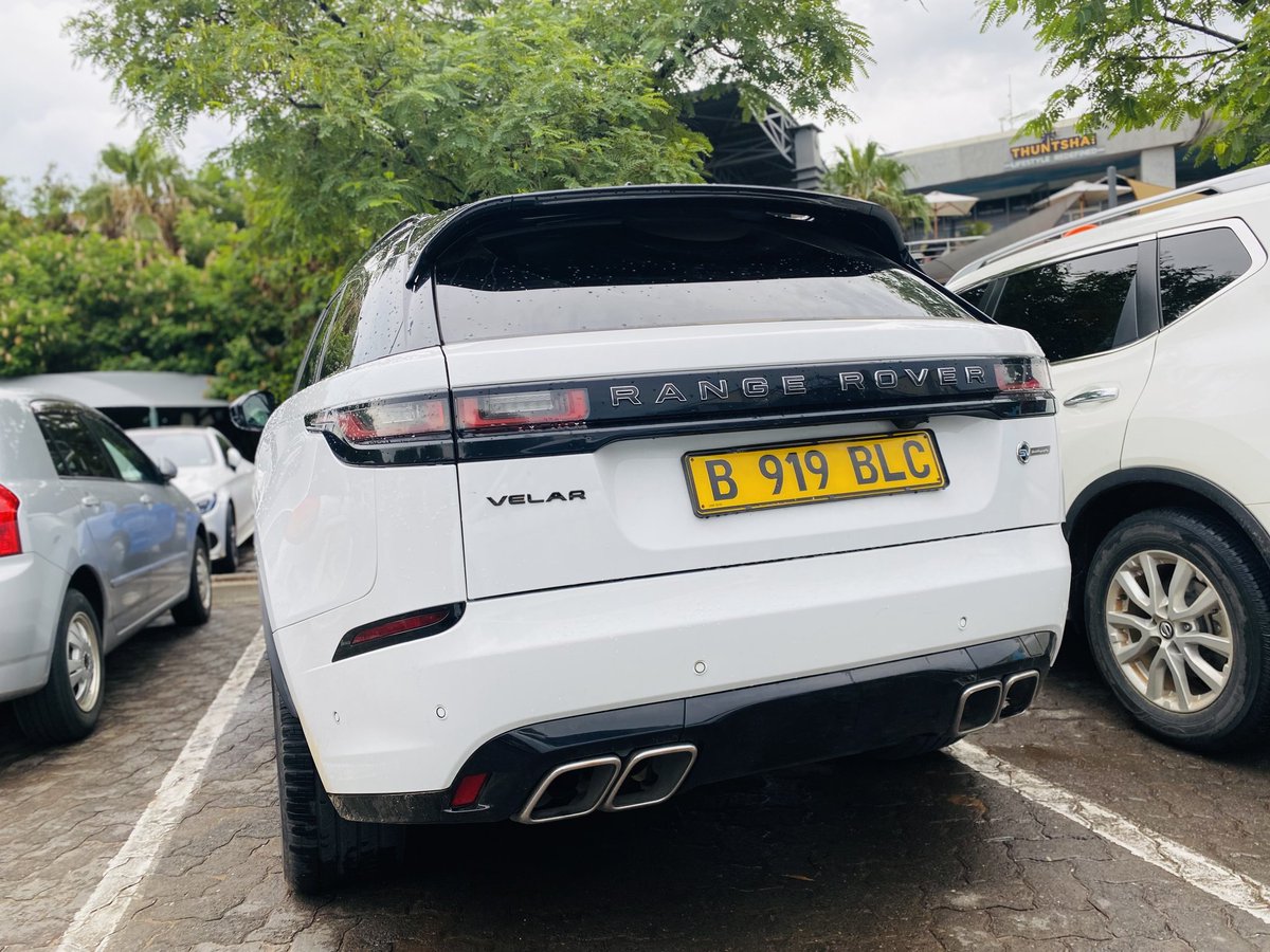 BwCarSpotter's tweet photo. One of a kind Range Rover Velar SVAutobiography blessing BW streets. An enitre 5.0 Supercharged V8 pushing 405kw/550hp and 680Nm. Must be fun to drive https://t.co/kBJBkm6LdV
