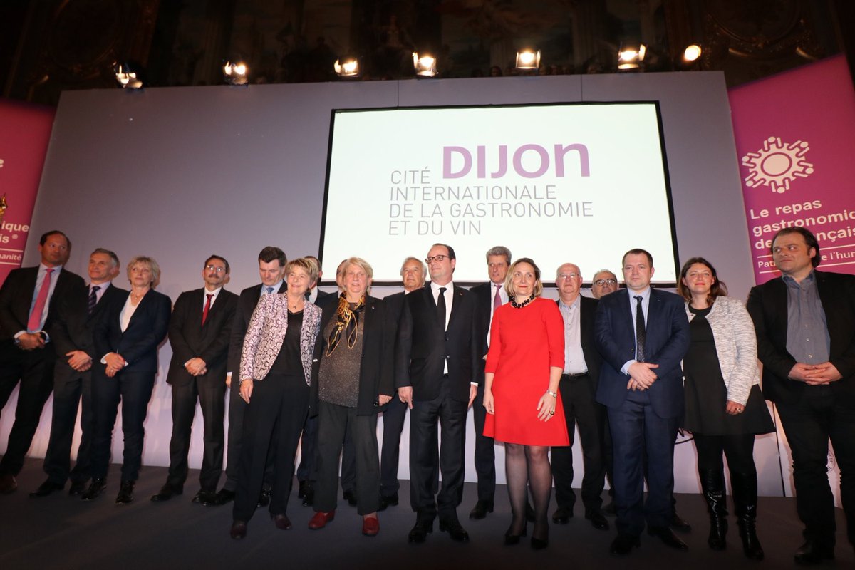 HugolGential_Cl's tweet photo. Les voeux de @frebsamen à écouter et une date à retenir :
🗓 6 mai 2022 la Cité Internationale de la Gastronomie et du Vin ouvrira ses portes ! 
📸  beau souvenir du 21 mars 2017 présentation de tous les partenaires de la #CIGV devant @fhollande 
👉🏻 https://t.co/coCc91NZRK https://t.co/o9zXJkCALw
