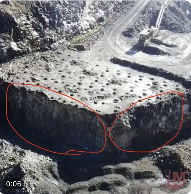 albertoF1981's tweet photo. @GeotechTips Las caras libres (taludes) contribuyen a lograr esa pulverización del macizo, no canso de ver el vídeo https://t.co/MMoKMPwAWZ