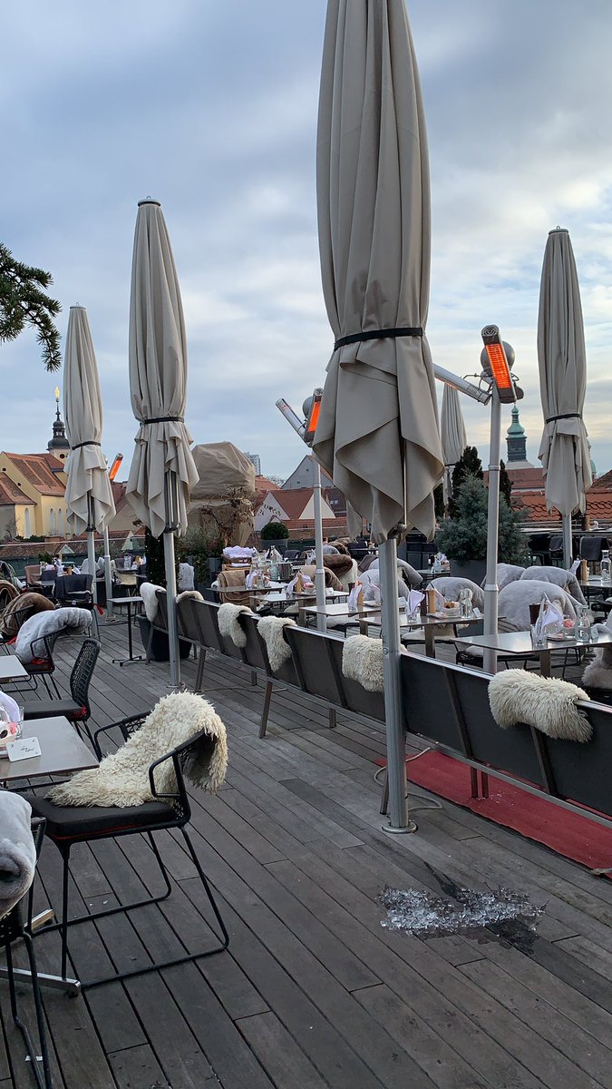 Stoissinger's tweet photo. Falls jemand auf der Suche nach einem guten Kaffee ist, unbedingt ins Tagescafé Freiblick kommen. Neben dem tollen Ausblick kann man hier auch dem sympathischsten Kellner (meine Wenigkeit) der Stadt, bei der Arbeit zusehen. #Freiblick #CoffeeLovers https://t.co/akIiikszx1