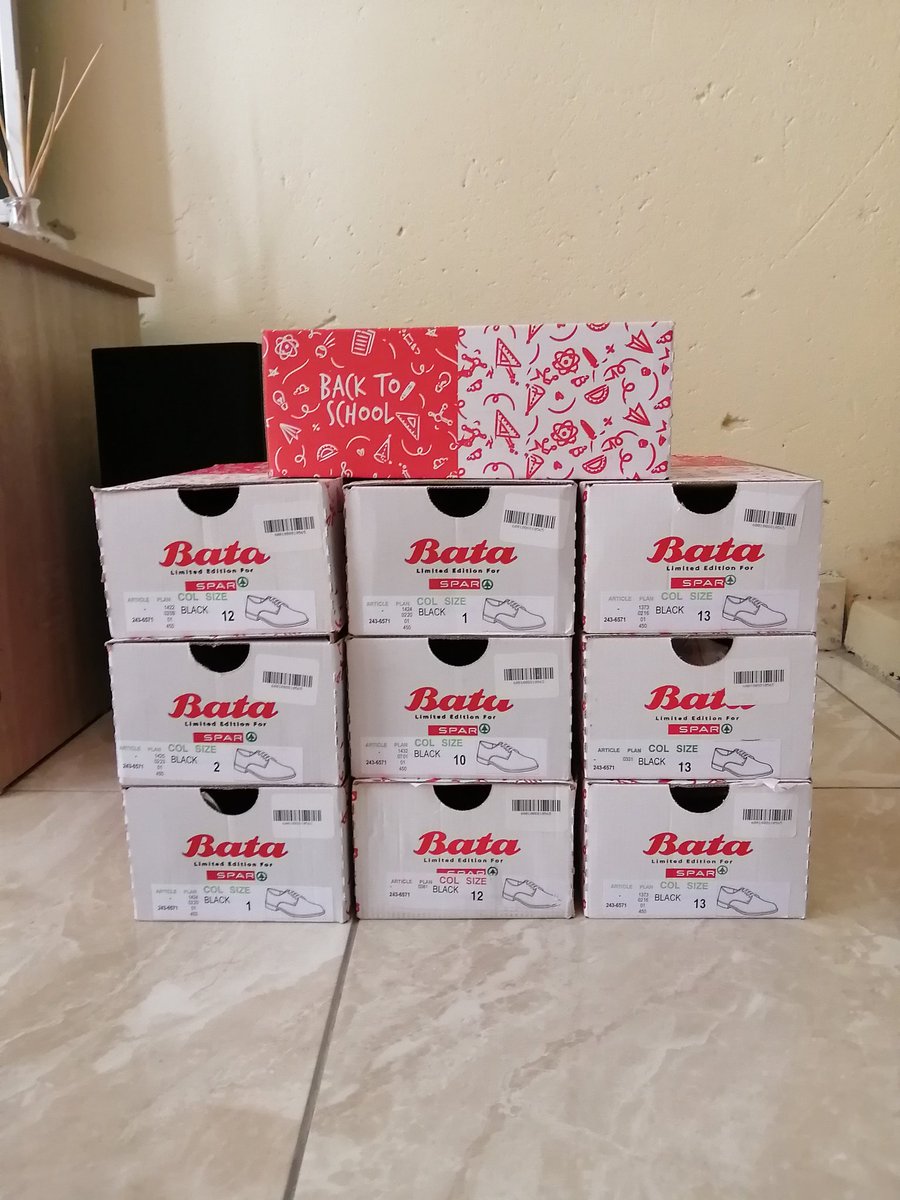 1RADEBE_'s tweet photo. I'll be donating these school shoes to my former school eMsinga, KwaZulu-Natal. Please assist by donating R150 to get more pairs. #BackToSchool 

DM for banking details or Cellphone number. https://t.co/mAokqBUCQY
