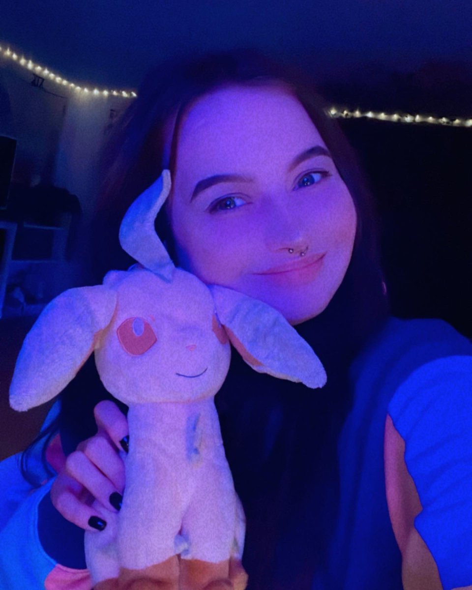 debunkF1's tweet photo. — happy #f1twtselfieday 💜
——- from me, Lewis and Leafeon 
———- rts get a hug <3 https://t.co/t2E7m4yMqu