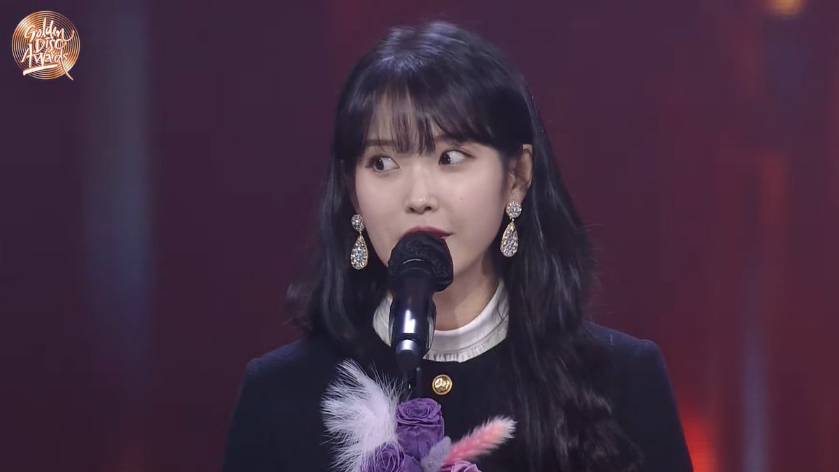 jieunbbyy's tweet photo. iu's face when she forgot her tropy LMAO https://t.co/zhrnhmFL2d