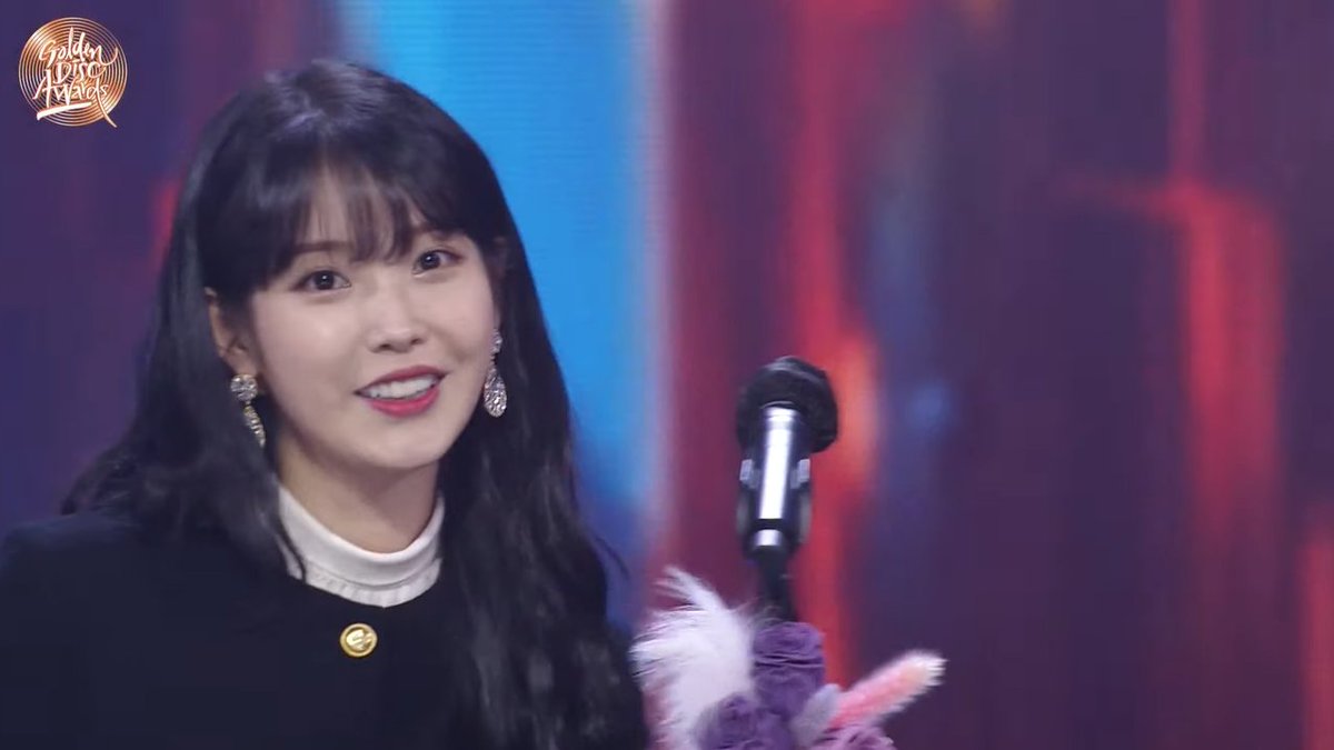 jieunbbyy's tweet photo. iu's face when she forgot her tropy LMAO https://t.co/zhrnhmFL2d