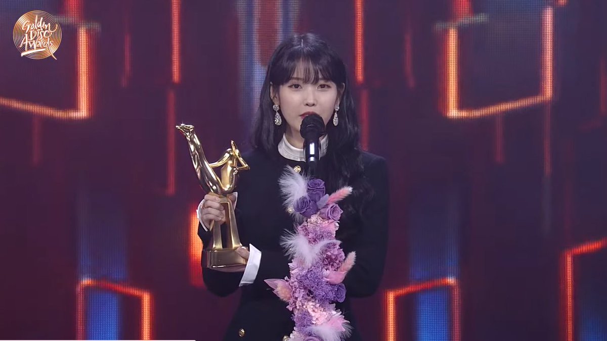 jieunbbyy's tweet photo. iu's face when she forgot her tropy LMAO https://t.co/zhrnhmFL2d