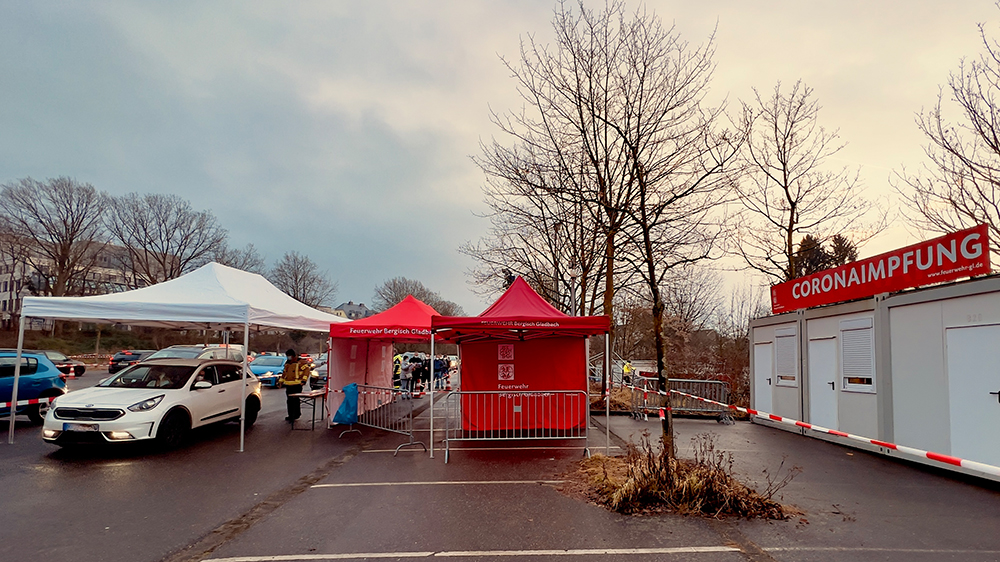 FeuerwehrGL's tweet photo. In 15 Minuten im PKW zum #Booster. Bei uns heute bis 16 Uhr möglich. Alle Infos unter 
👉 https://t.co/FEICMnsMg6
 #GLImpft #ImpfenSchuetzt #gl1 #EinsatzfürGL #bergischgladbach112 @radioberg @WDR2 @WDR @i_GL https://t.co/RBZb1ns59H