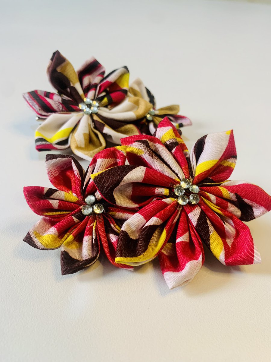 Vigrama_Tips's tweet photo. Je me suis dernièrement lancée dans la vente de mes petits accessoires . Du coup pour “ouvrir le marché” et vous encourager à m’aider je vais essayer un petit jeu concours pour permettre à 02 d’entre vous de gagner 04 de ces barrettes !! 
Les conditions sont simples 👇🏽👇🏽👇🏽 https://t.co/o4ynT4Xjko