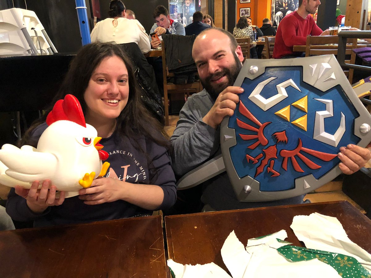 ElClub3D's tweet photo. Hola a todos, ya estamos en Twitter también.
Ayer fue una gran noche con @Elcuccos  y @YugitaChan , le entregamos su Escudo y Espada Maestra, y un regalo sorpresa. Un gran Cucco.
Un enorme abrazo para los dos.#EC3D https://t.co/lyWi5sjvBQ
