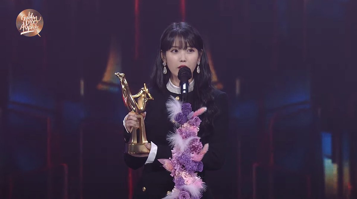 purplishsky_'s tweet photo. She was the one who told him that he did a great job in his first lead role. She even promoted his first lead drama. She always support Dohyun from the start.

And now when Dohyun is already grow to be a trusted actor, he said
"It was fate that i presented this award."

🥺💛✨ https://t.co/t7UXaaPOjF