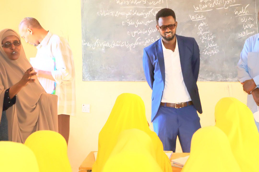 KhaireIssack's tweet photo. It was an honor for me &Mr #Madka to hand over a donation from Gen. Mohamed Sheikh to Abdalla Derow Girl's School, included computers, Printers , Chairs & Office Desks & handed it over to Mrs.#Maano, Deputy Principal of the School,& she thanked to the General for his support. https://t.co/aqLi9uHOZH