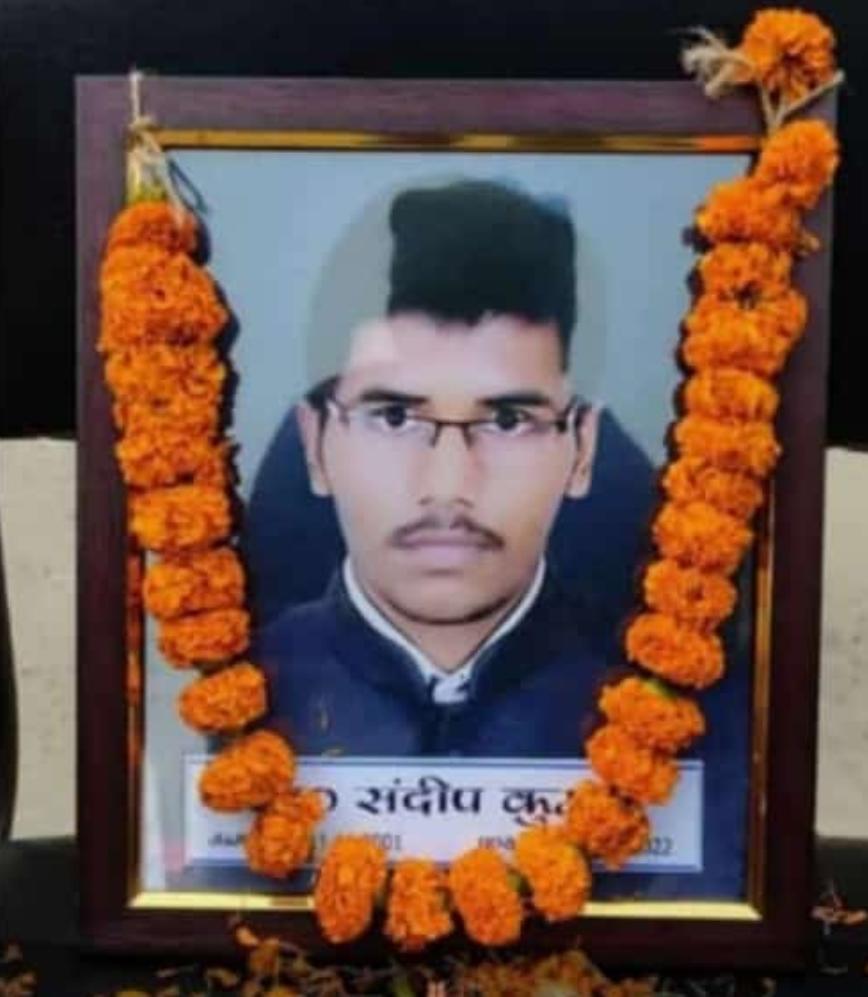VickyKu60126804's tweet photo. #justicforsndeep
Honorable chief minister ji, give justice to sandeep kumar as well as provide assistance to the victim family..
 With your dull attitude, sandeep kumar did not stay with us.
@NitishKumar @aajtak @TejYadav14 @yadavtejashwi https://t.co/eZ0kavTiDz