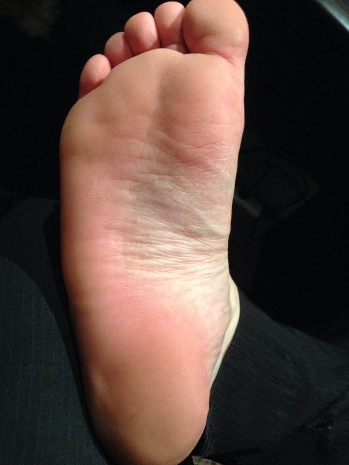 Tell me what you’d do to my sweaty feet 😏 #malefeet #boyfeet #guyfeet