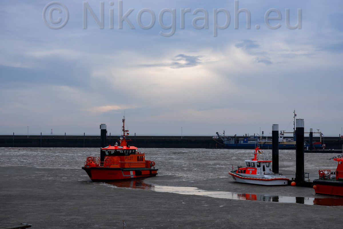 Impressionen aus #Wilhelmshaven 

#Nikograph by Killas.Photography
💻 IT Service &amp; 📸 #Photography
🖼️ #Photodesign, #Wandbilder 
🛍️ und viele weitere #Photoprodukte

#Hafen #Seenotretter #Schiffe #Nordsee #Winter #Eis #Lotsen #Lotsenboot #Pilot #Pilotboat