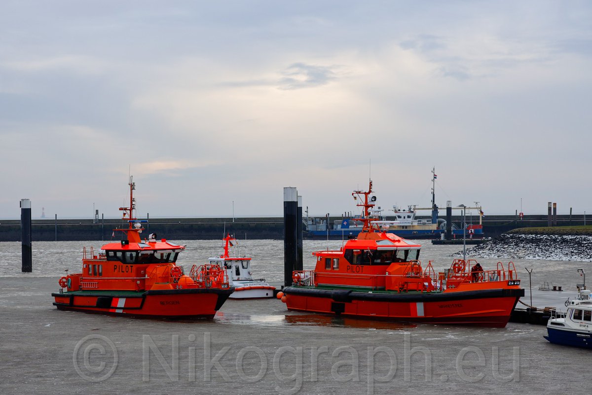 Nikographos's tweet photo. Impressionen aus #Wilhelmshaven 

#Nikograph by https://t.co/zzhkiPqDjm
💻 IT Service &amp; 📸 #Photography
🖼️ #Photodesign, #Wandbilder 
🛍️ und viele weitere #Photoprodukte

#Hafen #Seenotretter #Schiffe #Nordsee #Winter #Eis #Lotsen #Lotsenboot #Pilot #Pilotboat https://t.co/CMfAAeVDEb
