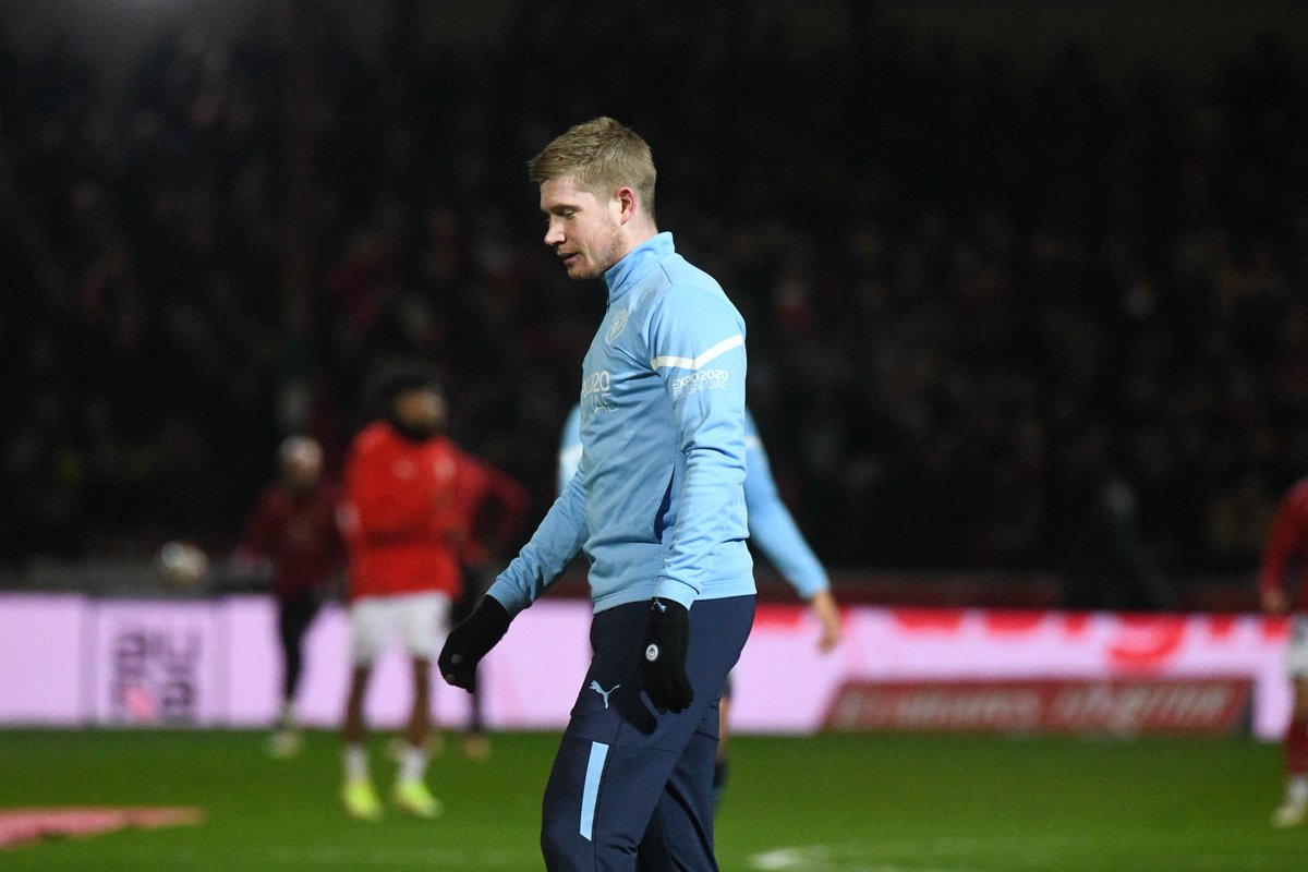 iamknowlesieboy's tweet photo. Kevin De Bruyne lining up a free-kick pre-match. | #SWIMNC https://t.co/KFY2mIugWz