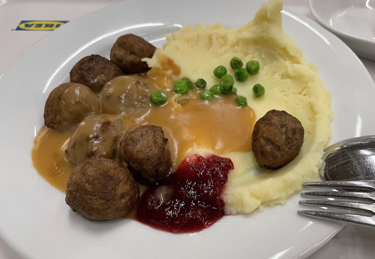 ちなみに今回登場するスウェーデンご飯、スウェ飯のひとつは「köttbullar」スウェーデンはじめ北欧諸国の代表選手的ご飯。写真は先日IKEAで食べてきたköttbullarですがアンチジャム勢への配慮なのかジャム少なめでやや悲しかったです笑 