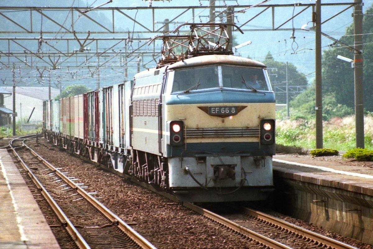 expresstokiwa's tweet photo. #1日1枚貨物列車画像
#EF668
#吹田機関区
昨日と同じ日に撮影だが8号機にはまだヒサシが付いていなかった。
列番不明 1995-09-29 https://t.co/rrVXRsJzSa