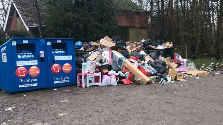 This is NOT a dump 🚫☹
Remember it’s your responsibility to get rid of your Christmas waste properly. If it’s found dumped, you risk prosecution. Make sure you use our recycling centres properly orlo.uk/VQHix