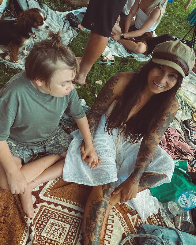 Niki Antram, la  donna australiana di 43 anni che da venti gira il mondo con il figlio disabile sulle spalle, un 'immagine che ha scaldato i cuori di tutti noi con il nuovo anno