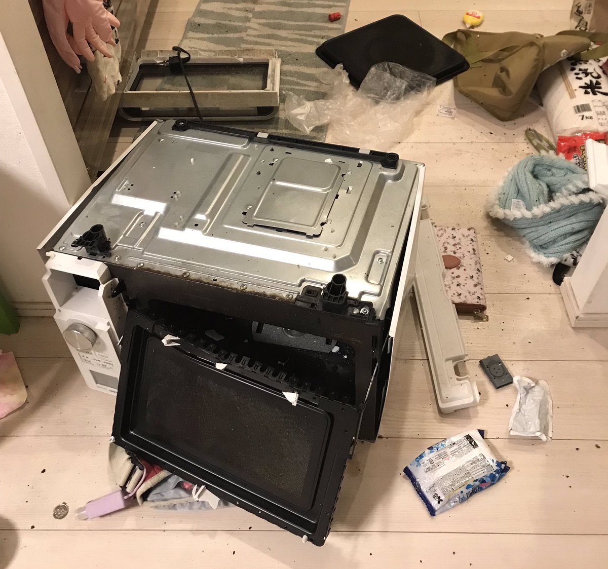 ペットボトルの蓋を外さずに電子レンジで温めた所 大爆発を起こしてしまった 25kgの鉄塊がこんなに吹き飛ぶとは Togetter