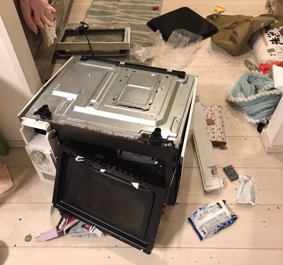 電子レンジでペットボトルを温めたら爆発、原因は一体？