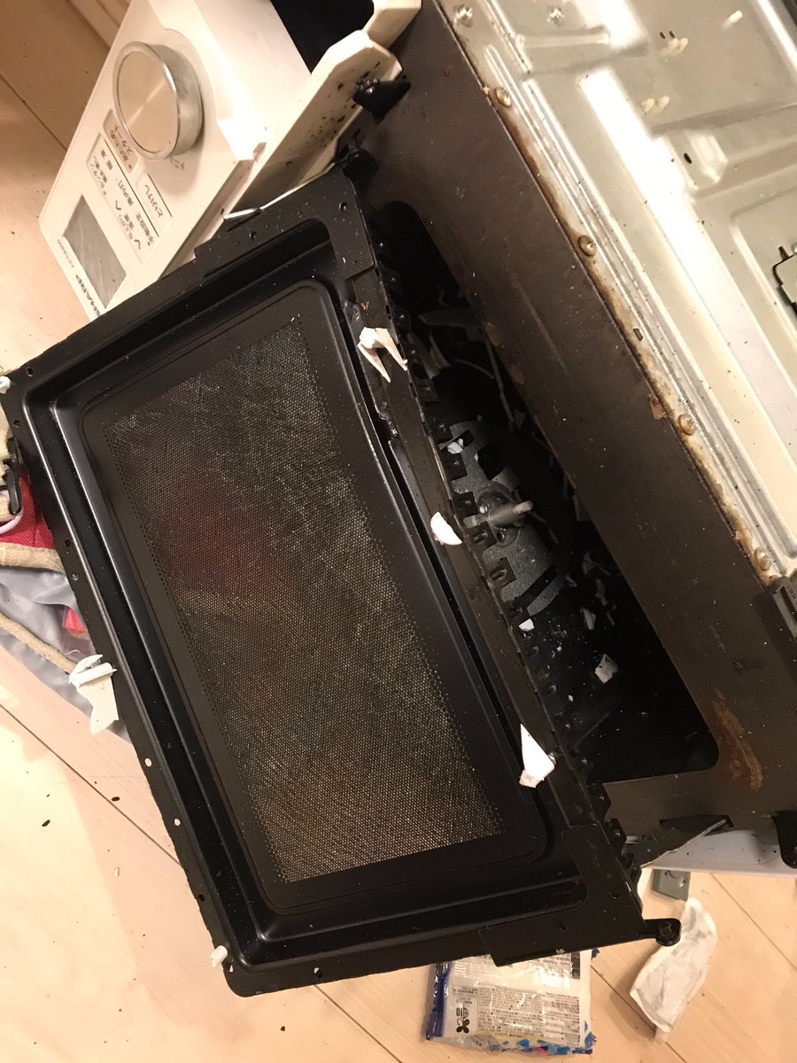 ペットボトルの蓋を外さずに電子レンジで温めた所 大爆発を起こしてしまった 25kgの鉄塊がこんなに吹き飛ぶとは Togetter