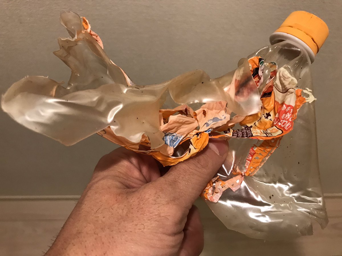 ペットボトルの蓋を外さずに電子レンジで温めた所 大爆発を起こしてしまった 25kgの鉄塊がこんなに吹き飛ぶとは Togetter