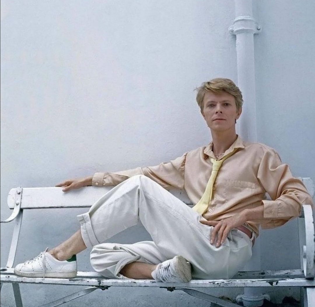 "Metà della roba che scrivo non la capisco nemmeno io"

Buon 75°compleanno all' "Uomo che cadde sulla Terra" <a href="/DavidBowieReal/">David Bowie Official</a>... ⚡#davidbowie75