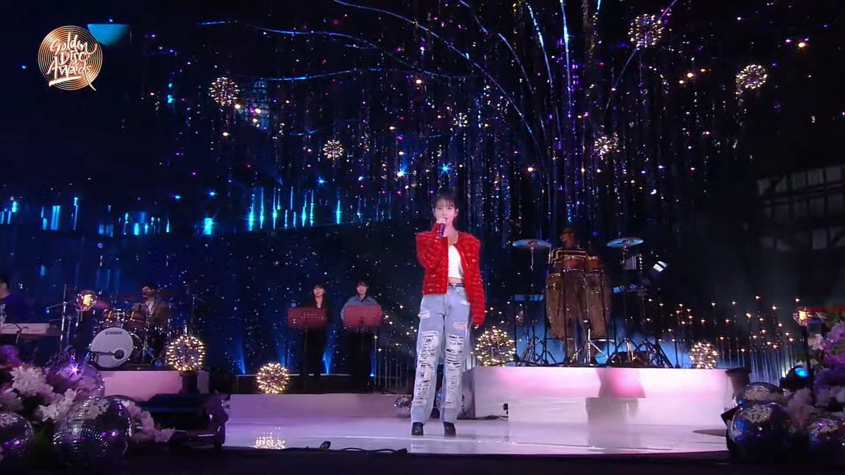 TheSarangheOppa's tweet photo. IU YOU’RE SO BEAUTIFUL AS EVER 😭💜 PLUS THE VERSION OF YOUR SONGS THAT YOU PERFORMED WERE MAJESTIC 🥰🤍 

#GDA2022 ✨ https://t.co/InSnDTSuGD