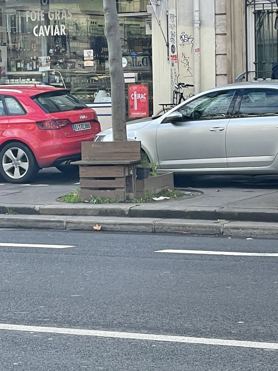 En exclusivité voilà les nouveaux bancs pour une pause bucolique avec vue sur un boulevard … Davioud est derrière nous 😭 merci les escrologistes pour votre talent … #saccageparis <a href="/JCQDSE/">jdse</a> <a href="/ParisBiseArt/">Paris Bise Art</a> <a href="/edea_fakarava/">Orfeo</a> @Arnold50001 <a href="/QsB75/">Quentin Divernois</a>