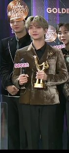 svttrighthere's tweet photo. Recuerdan cuando los logos de los programas o de los vlives... tapaban a Jun? Pues hoy le ha quitado el puesto Mingyu JAJAJAJ miren su carita
#SVT_onGDAwards #세븐틴 @pledis_17 https://t.co/3yiLoNu6QH