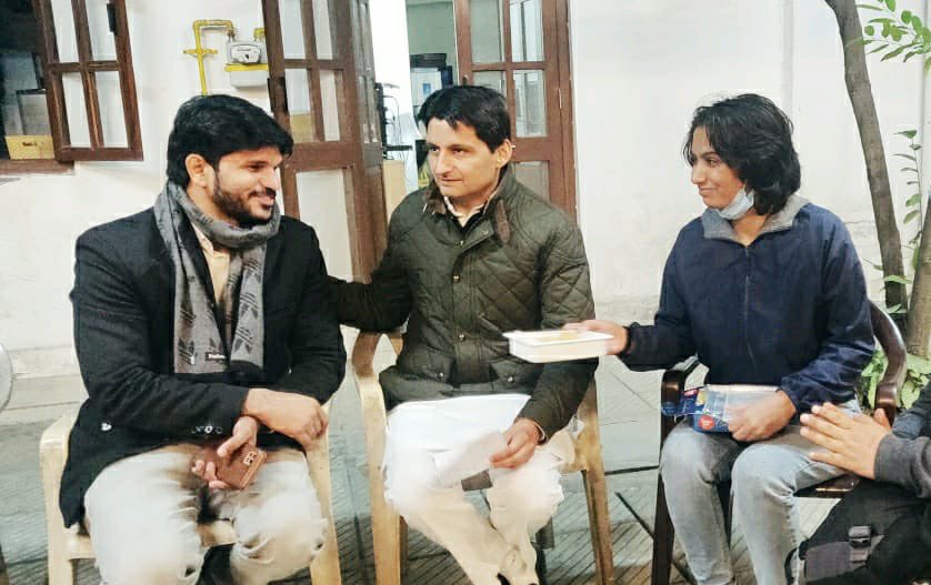 DeependerSHooda's tweet photo. कोरोना UPSC परीक्षार्थियों पर भी भारी पड़ा है। बीते दिनों UPSC 2020-21 परीक्षार्थियों ने अपनी समस्याएं बताईं। वे अपनी मांगों को लेकर 5 दिन भूख हड़ताल पर भी रहे।

सरकार से आग्रह है इन्हें 2022 परीक्षा में आयु सीमा में छूट, अतिरिक्त प्रयासों की अनुमति दे। #upscCompensatoryAttempt https://t.co/QYgWunbYI5