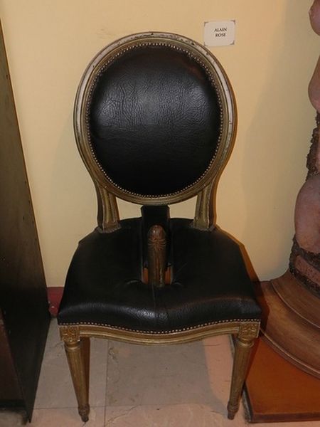 заходите присаживайтесь. нормальные люди. заходите присаживайтесь. присаживайся. присаживайся поудобнее.