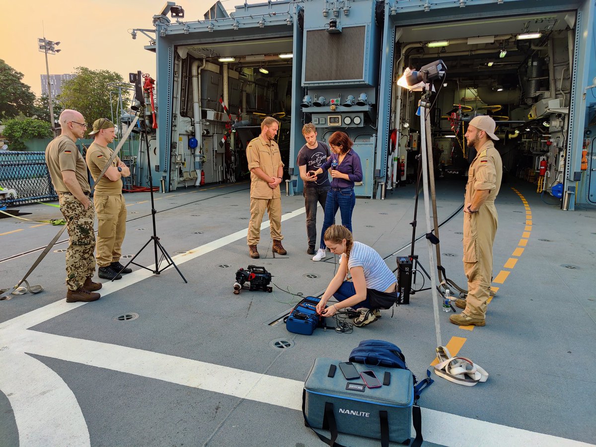 Live-Schalte mit dem Kommandanten @FregatteBayern und dem eingeschifften ARD Team  @SandraRatzow für tagesschau24 über das #IndoPacificDeployment.