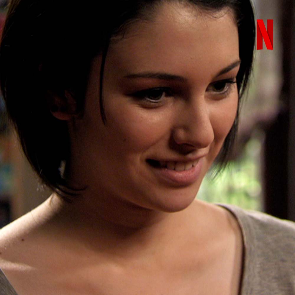 NetflixES's tweet photo. El misterio más difícil de resolver de la Laguna Negra, ¿Carol o Julia? https://t.co/e7DV5W12uv