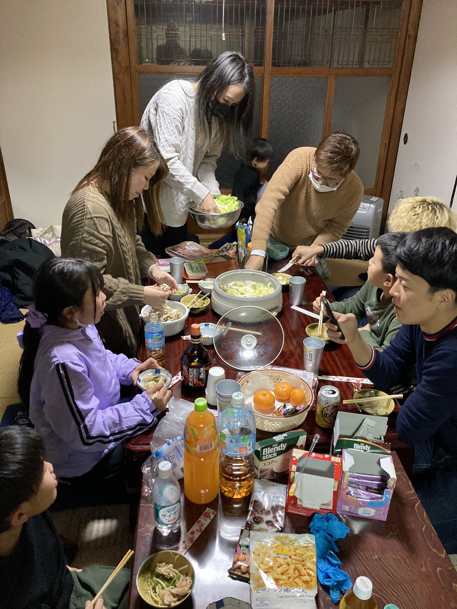 宴会始まりました🥳

今日は寄せ鍋とキムチ鍋🫕

この後カラオケ🎤ですね😊

#男木島　#家飲み　#カラオケ