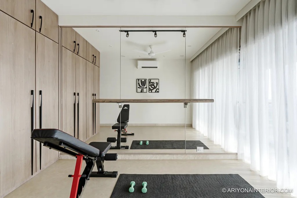 AriyonaInterior's tweet image. If I had to pick one single design element that completely makes and transforms this space, it would be this wall mirror panel.

Click lttr.ai/qhhR to see all of this home gym.

#HomeGym #HomeGymDesign