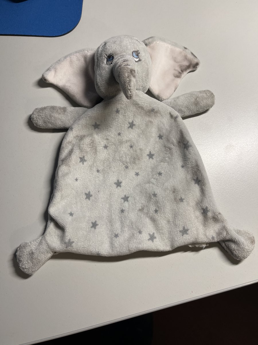 polizeiberlin's tweet image. Kolleg. unseres #A54 haben gestern bei einem Einsatz am U-Bahnhof #Grenzallee im Gleisbett ein Kuscheltier gefunden.
Weil den Kuschelfant vermutlich jemand schmerzlich vermisst, haben sie ihn auf unserem #A54 untergebracht. Er kann dort von seinen Besitzern abgeholt werden.
^tsm