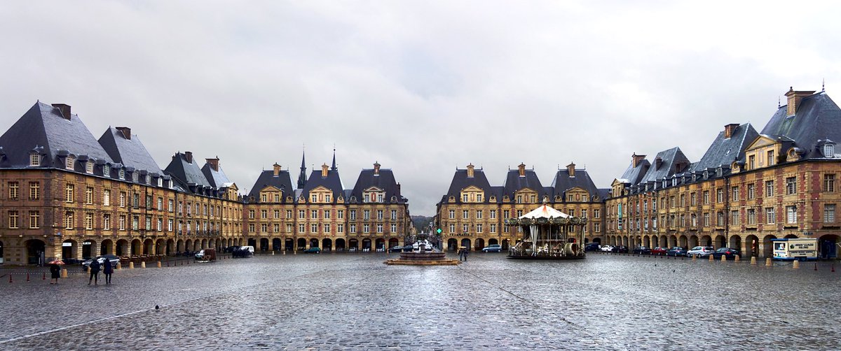 GorriaMorgane's tweet photo. @nassigny Pour ceux qui ne connaîtraient pas, voici la place ducale à Charleville-Mezières (@VilledeCMz @CS_Tourism ). Place qui a inspiré la place des Vosges 😊 elle était un parking dans ma jeunesse et a été entièrement 🚶 il y a des années, pour le plus grand plaisir de tous ! https://t.co/1ruGwP8YNf