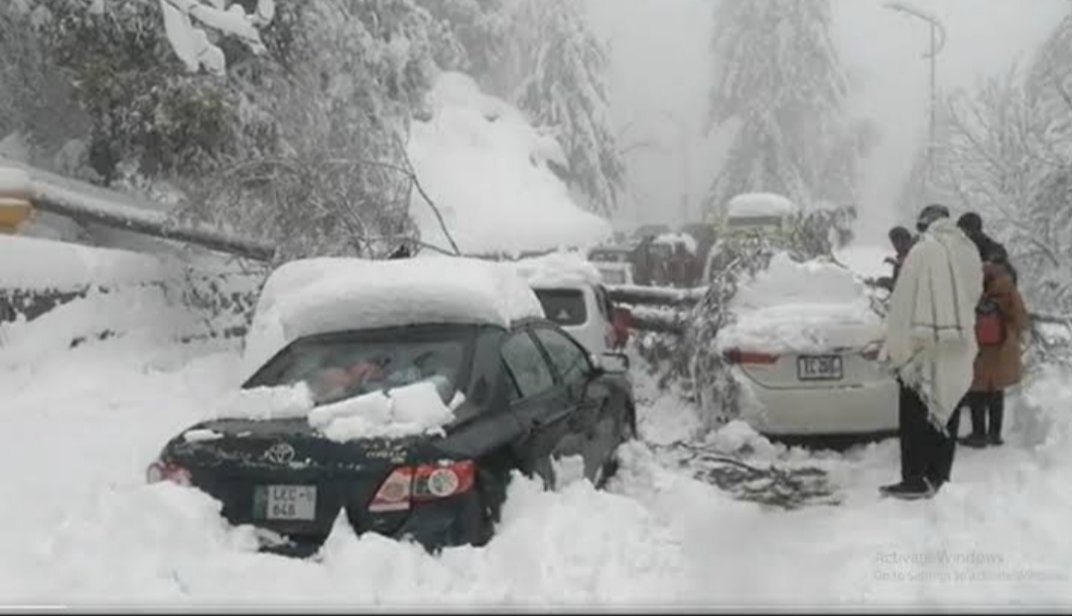 Tanveer08157128's tweet photo. The shocking tragedy of Muree has upset everyone. This is the result of utter negligence and breach of duty. People responsible for this tragic incident should be severely punished
#Mree https://t.co/Y6NInhiWHh
