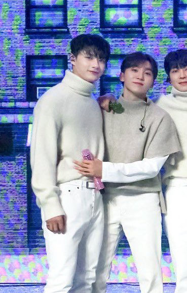 menglijian_'s tweet photo. 승관이는 준휘를 꼬옥 잡고 있구 승철이는 명호한테 어깨동무하구 명호는 뒤에서 찬이 머리 위에 브이했어,,, 별 거 아닌 이런 게 너무 보고 싶었어🥺🥺🥺 https://t.co/gRnaUSzbRj
