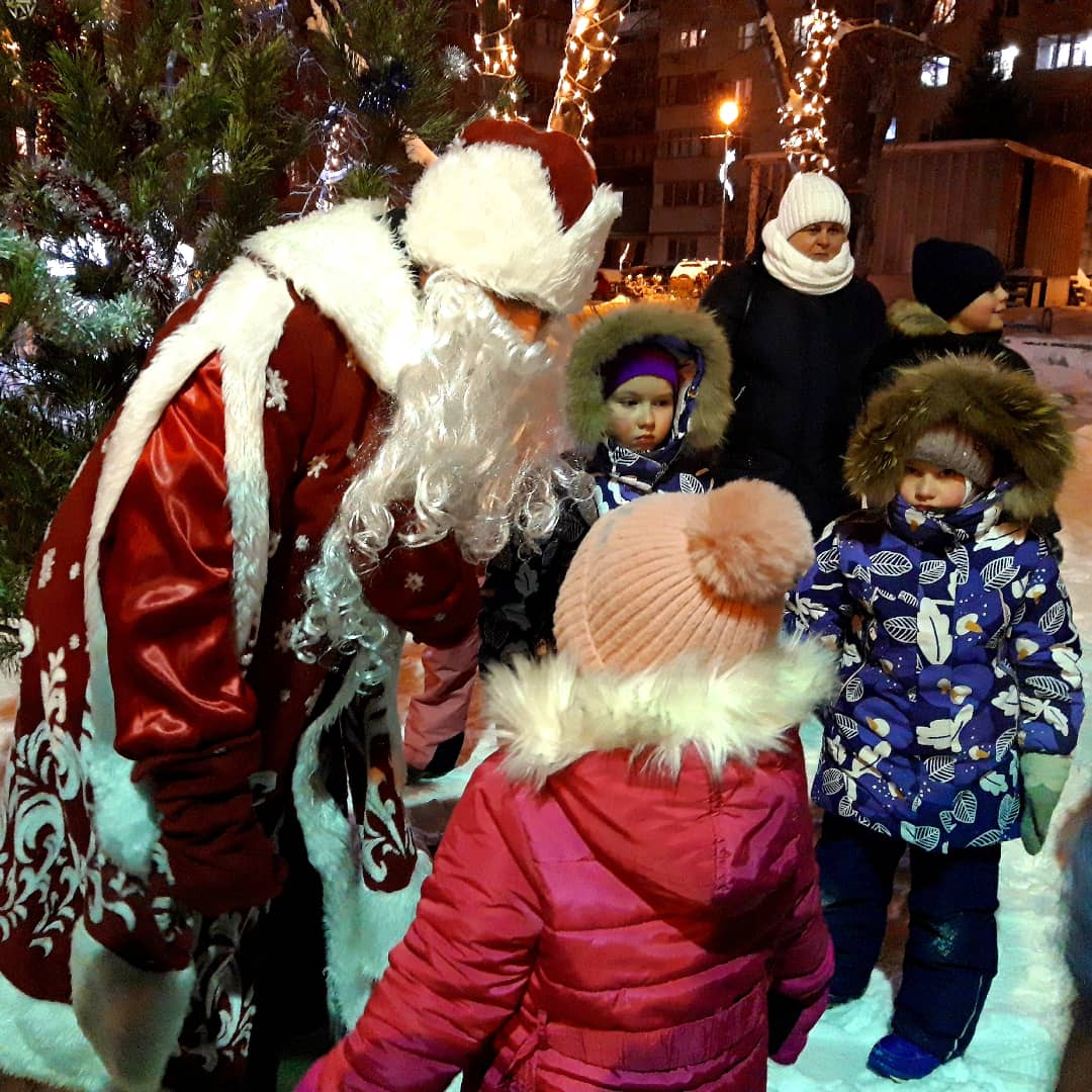 #ТОСМичуринский 
Наш проект #КнамИдетДедМороз каждый год радует детишек! Дед Мороз со Снегурочкой приходят в наши дворы и дарят детям подарки! Спасибо всем участникам и спонсорам проекта, <a href="/063_anton/">Антон Попов</a>  <a href="/nashdvorsamara/">Наш двор</a> В этом году подарки получили более 150 малышей!